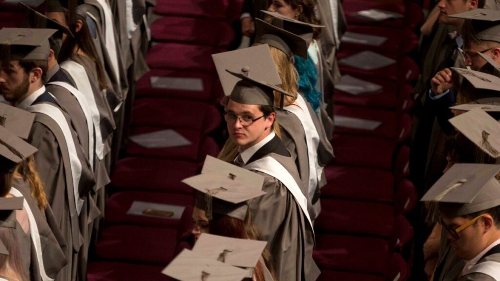 Biden perdonaría préstamos estudiantiles menores a $50,000