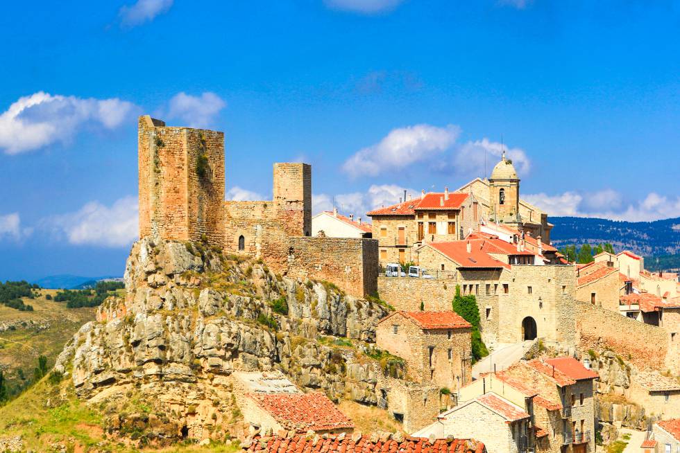 El pueblo de Puertomingalvo, con sus casas de piedra sobre una roca coronada por un austero castillo.