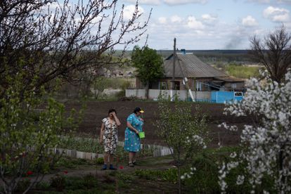 Las vecinas Valentina y Liudmila en Prelesne, este miércoles.