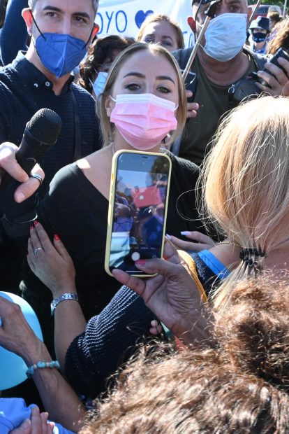 Rocío Flores y Olga Moreno con la 'Marea Azul' / Gtres