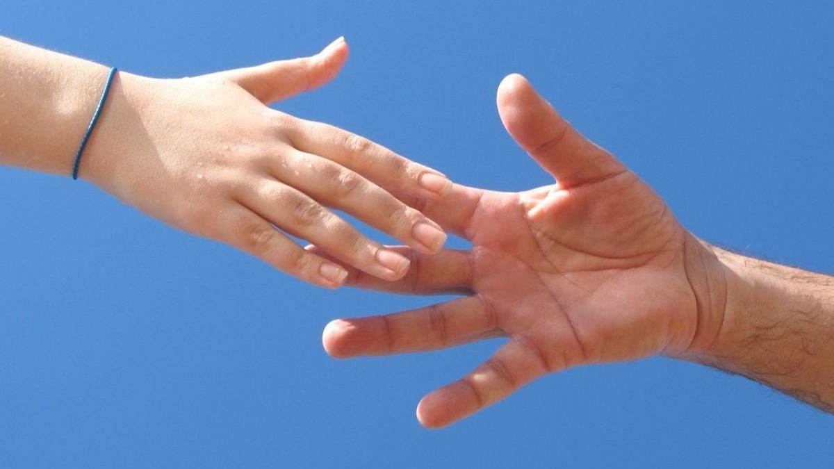 3 cosas que puedes hacer para ayudar a los demás sin moverte de casa