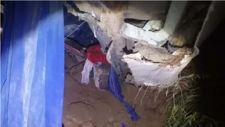 5 muertos: Vuelca autobús con peregrinos, entre las víctimas hay niños, iba al Santuario de Juquila