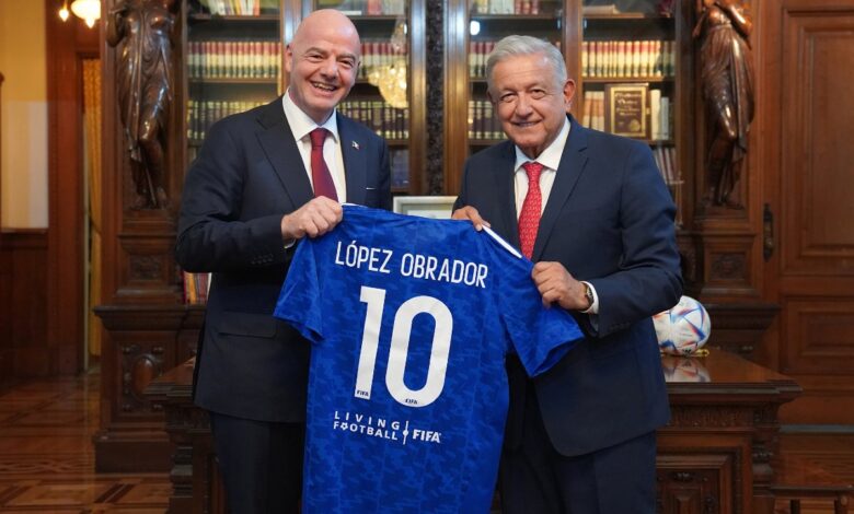 AMLO, Infantino y Azcárraga conversan sobre el Mundial 2026
