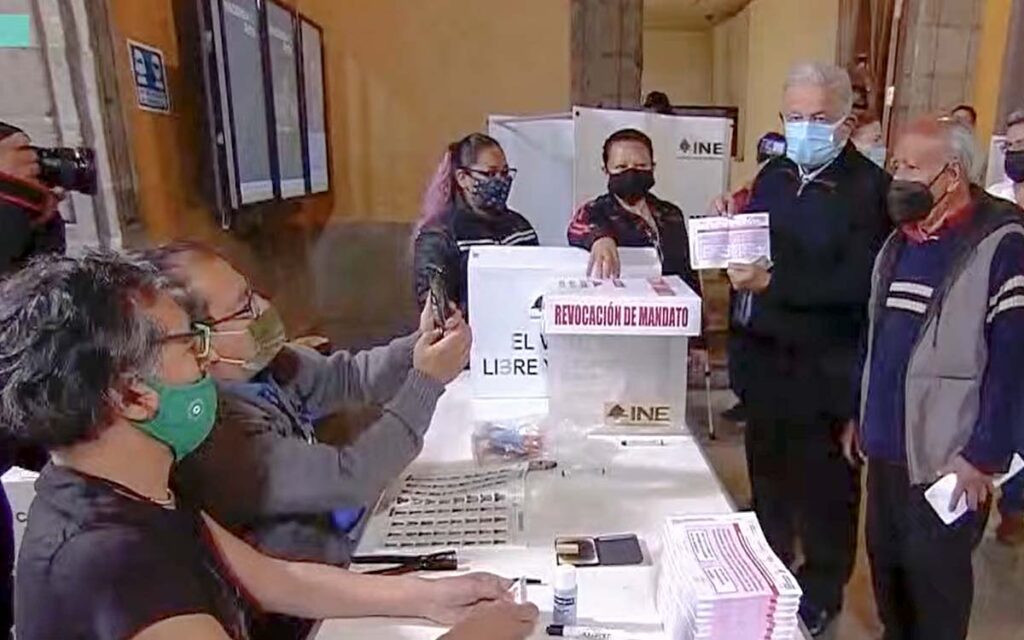 AMLO emite su voto en la consulta de revocación de mandato: 'La democracia tiene que convertirse en un hábito'