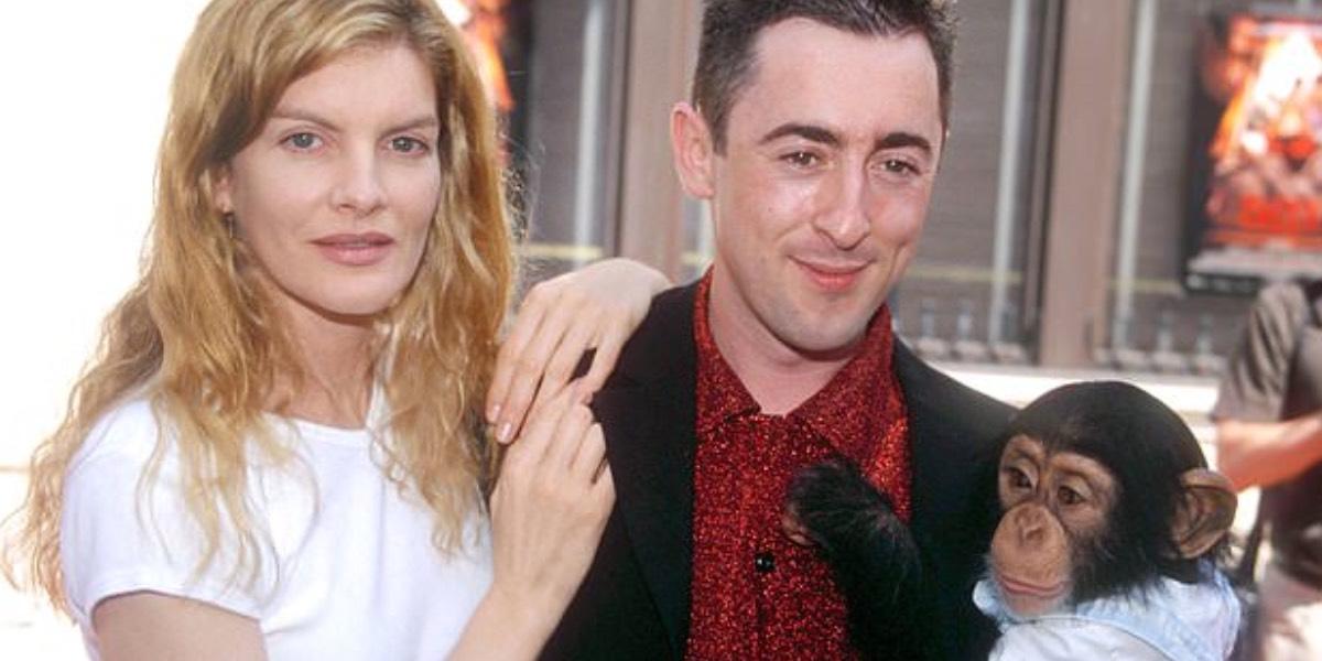 Alan Cumming ofrece una recompensa de $10,000 por la coprotagonista chimpancé desaparecida