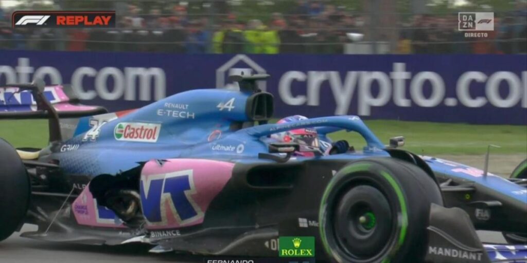 Alonso abandona con medio coche destrozado