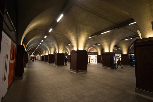 Amazon lanza quioscos físicos en las estaciones de tren del Reino Unido, una extensión local de sus Treasure Trucks