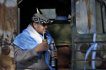 Un hombre toma mate en Buenos Aires durante las protestas del sector agropecuario, el domingo pasado.