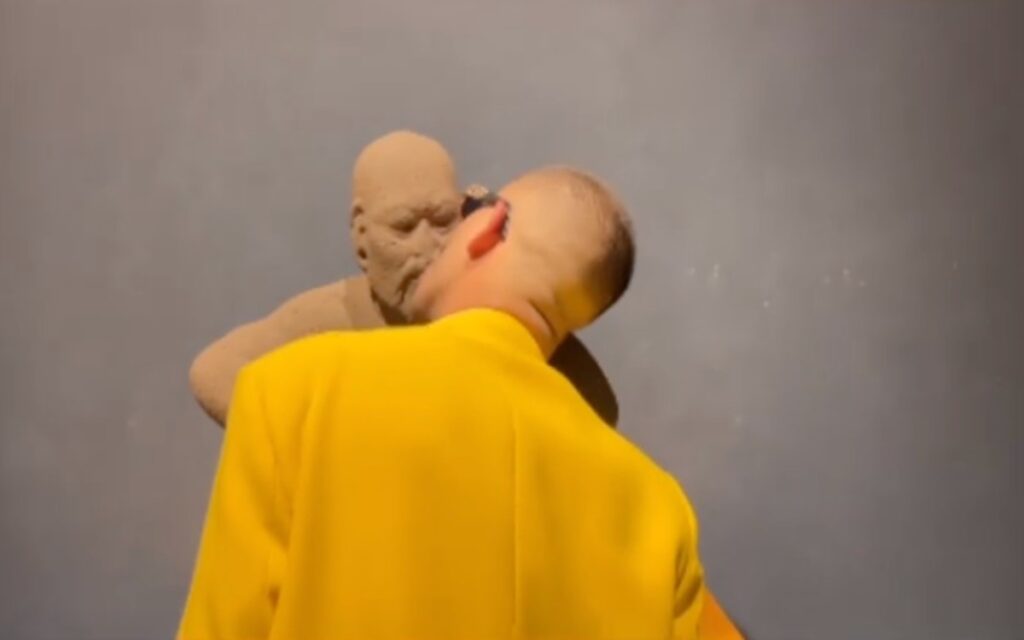 Artista lame y besa piezas prehispánicas del Museo de Antropología / Video