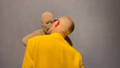 Artista lame y besa piezas prehispánicas del Museo de Antropología / Video