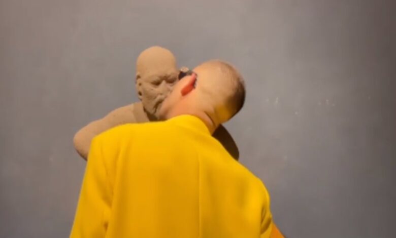 Artista lame y besa piezas prehispánicas del Museo de Antropología / Video