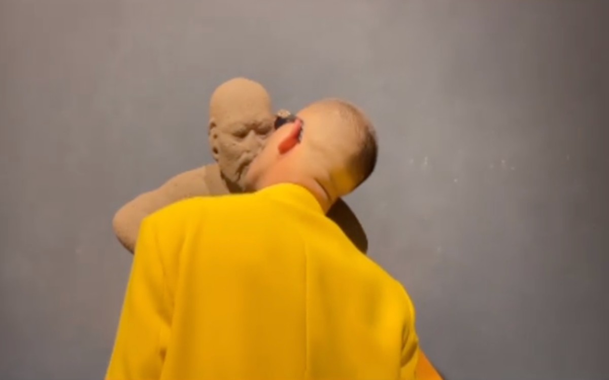 Artista lame y besa piezas prehispánicas del Museo de Antropología / Video