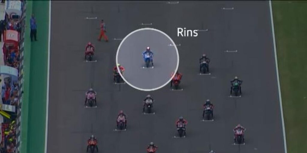 Así fue la increíble salida de Rins: 13 adelantamientos en 5 curvas