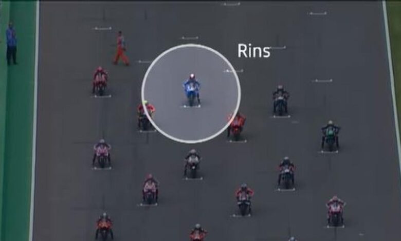 Así fue la increíble salida de Rins: 13 adelantamientos en 5 curvas