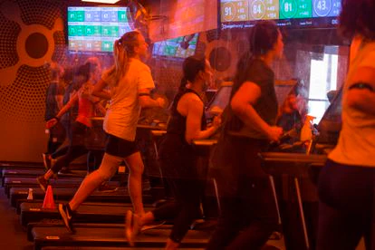 Clientes del gimnasio Orange Theory Fitness de Barcelona el sábado tras el fin de la obligatoriedad de llevar mascarilla en interiores.