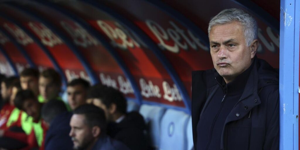 Aurier explica el motivo del fracaso de Mourinho en el Tottenham