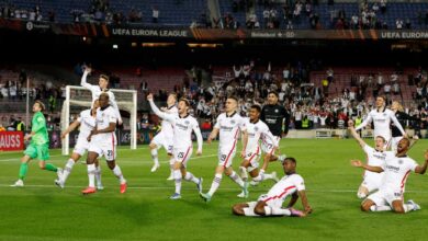 Barcelona, eliminado de la Europa League, fue arrasado en el campo y en la tribuna