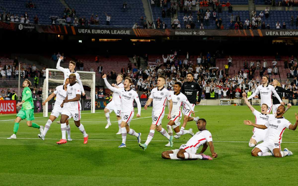 Barcelona, eliminado de la Europa League, fue arrasado en el campo y en la tribuna