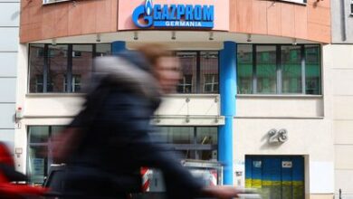 Un ciclista pasa por delante de la sede central de Gazprom Germania en Berlín el 1 de abril de 2022.