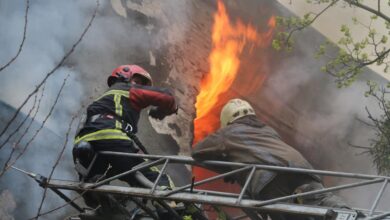 Bomberos de Ucrania combaten el fuego tras bombardeo a edificio habitacional | Video
