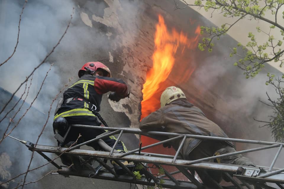 Bomberos de Ucrania combaten el fuego tras bombardeo a edificio habitacional | Video