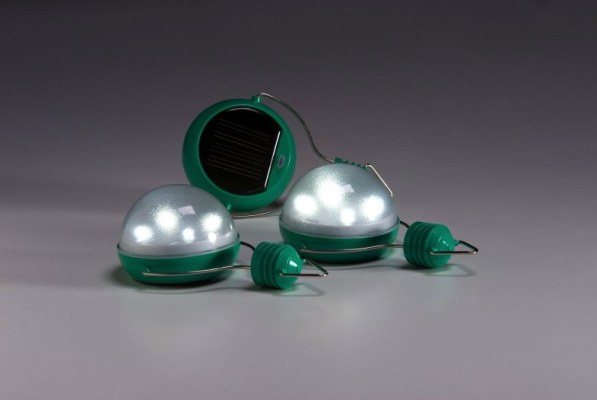 Bombilla de energía solar proporciona luz después del anochecer