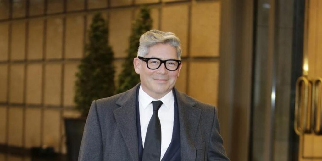 Boris Izaguirre adorna su salón con el torso desnudo de este futbolista