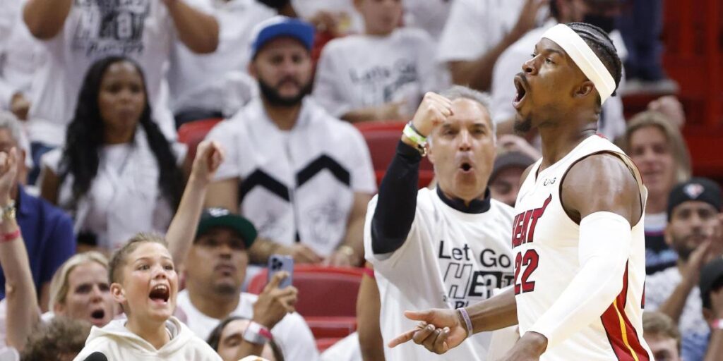 Butler, con 45 puntos, deja tocados a los Hawks