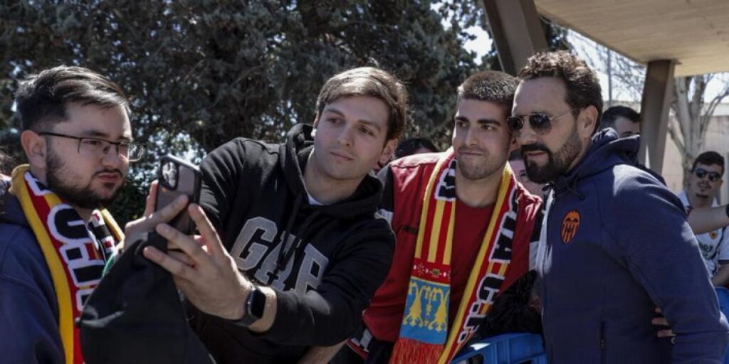 Cálido recibimiento a la expedición ché a su llegada a Valencia