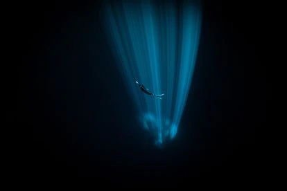 La apneísta mexicana Camila Jaber en un cenote en la península de Yucatán.