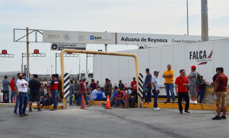 Camioneros intensifican protestas en frontera México-EU por larga espera debido a inspecciones