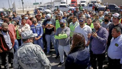 Camioneros mexicanos bloquean dos cruces con Texas; protestan por inspecciones