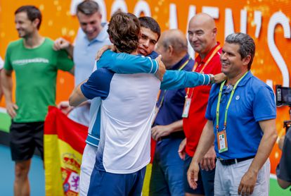 Alcaraz se abraza con Ferrero en presencia de su padre, a la derecha.