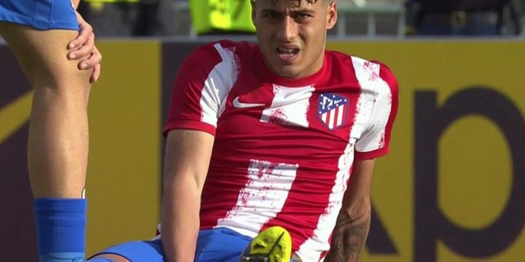 Carlos Martín, adiós a la temporada y mensaje tras el palo de la Youth League