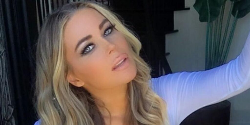 Carmen Electra presume de cuerpazo en bikini en su 50 cumpleaños