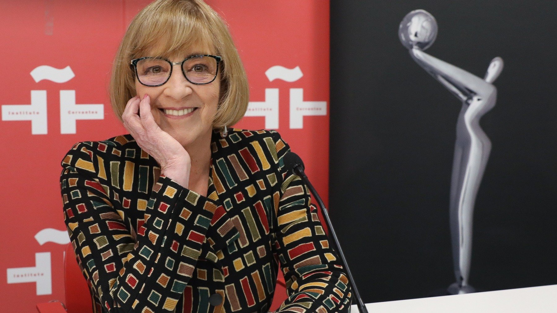 Carmen Maura recoge el premio Platino de Honor: «Almodóvar era listísimo y me reía cantidad con él»