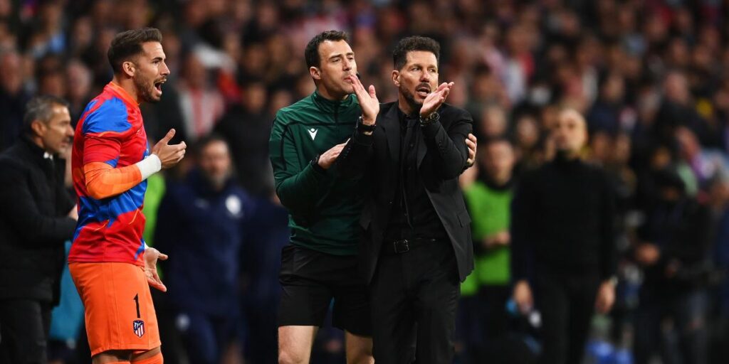 Carragher defiende a Simeone: "Las críticas apestan a hipocresía"