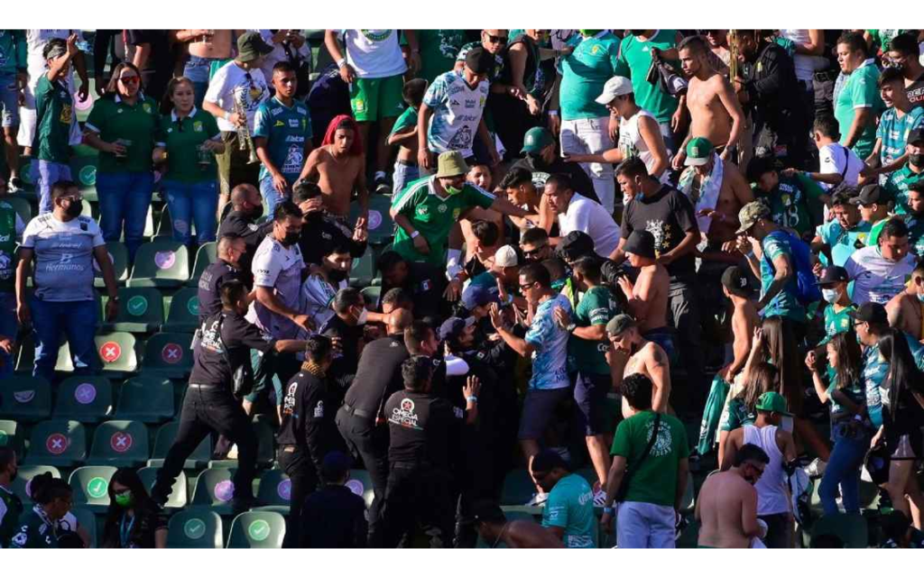 Castigan a la barra del León por bronca y gritar "asesinos" a jugadores del Querétaro | Video