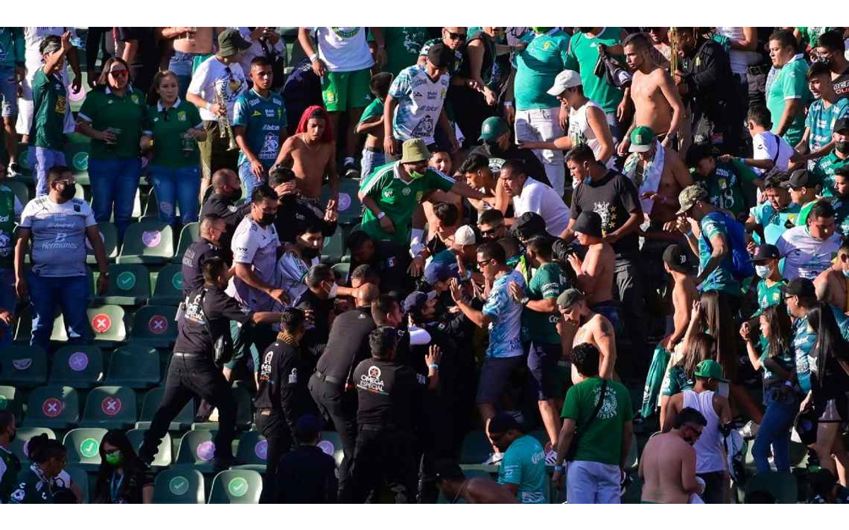 Castigan a la barra del León por bronca y gritar “asesinos” a jugadores del Querétaro | Video