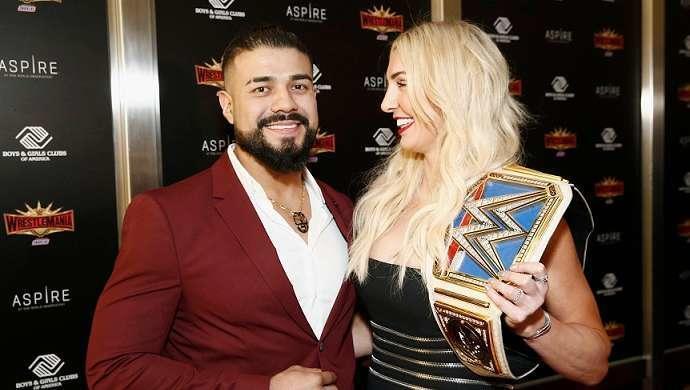 Charlotte Flair de WWE y Andrade El Idolo de AEW vistos juntos en la ceremonia del Salón de la Fama de WWE