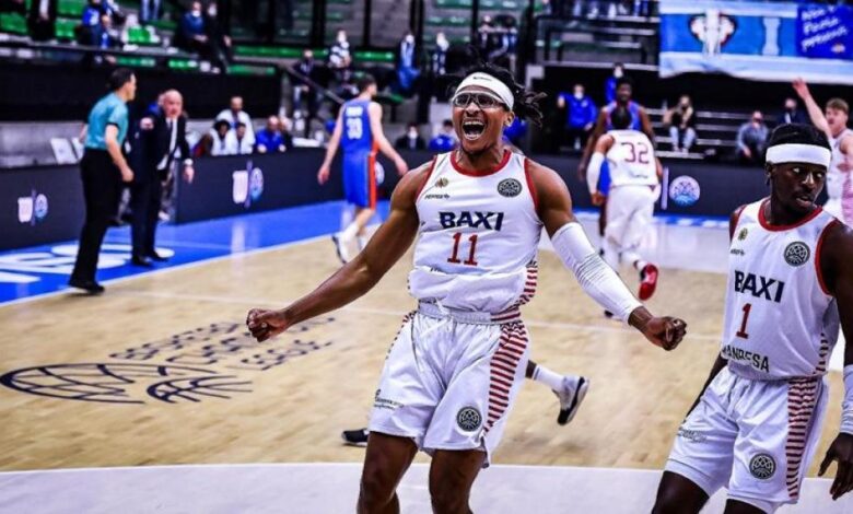 Chima Moneke recibe su trofeo de MVP del mes de abril