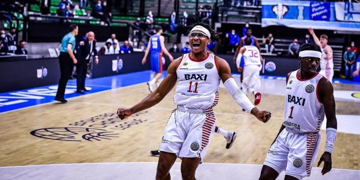 Chima Moneke recibe su trofeo de MVP del mes de abril