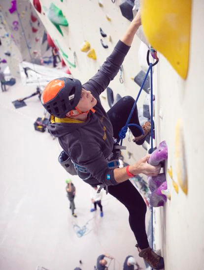 Rosi Mendaña, de 64 años, escala una de las paredes del centro Sputnik ubicado en Las Rozas (Madrid).