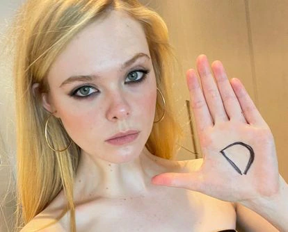 La actriz Elle Fanning muestra su apoyo a la iniciativa 'Stand Up'.