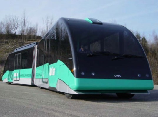 Combo de autobús/tranvía carga la batería mientras recoge pasajeros