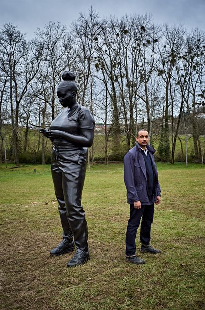 Thomas J Price junto a su obra 'Reaching out', que estará en Chillida Leku hasta fin de mayo.