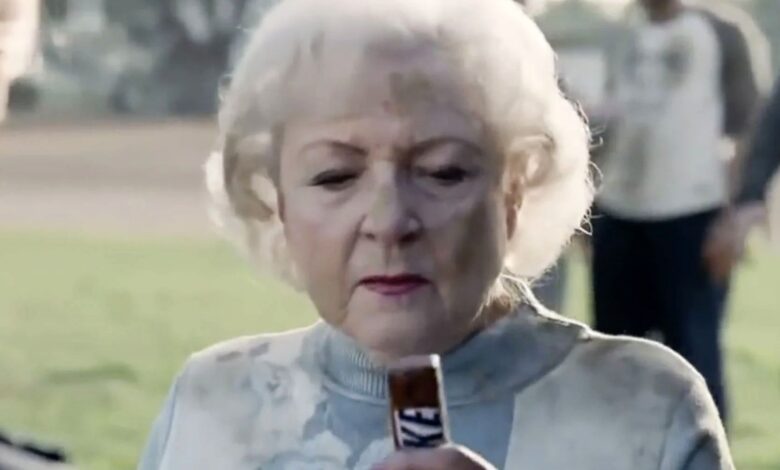 Cómo el hilarante comercial de Snickers de Betty White reinició su carrera