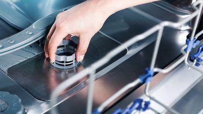 Una serie de consejos básicos y productos a precios asequibles para mantener limpio y sacar el máximo partido al lavavajillas.