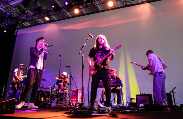 Con MIXhalo, el guitarrista de Incubus, Mike Einziger, tiene como objetivo ofrecer un sonido con calidad de estudio en eventos en vivo.