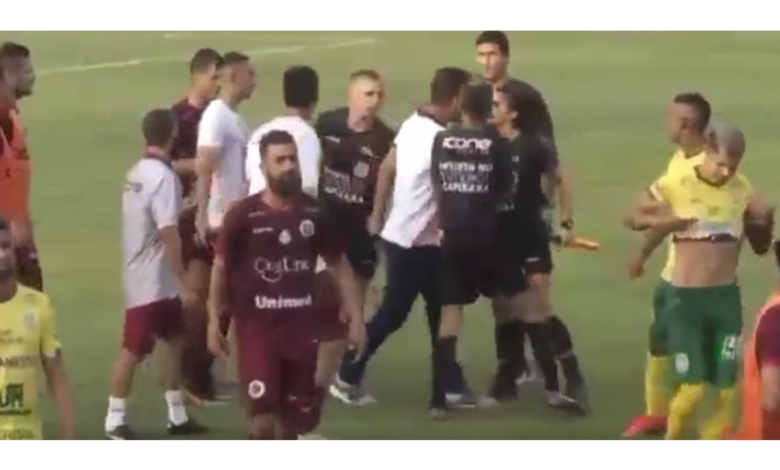 Corren a técnico brasileño por propinar cabezazo a una juez de línea | Video